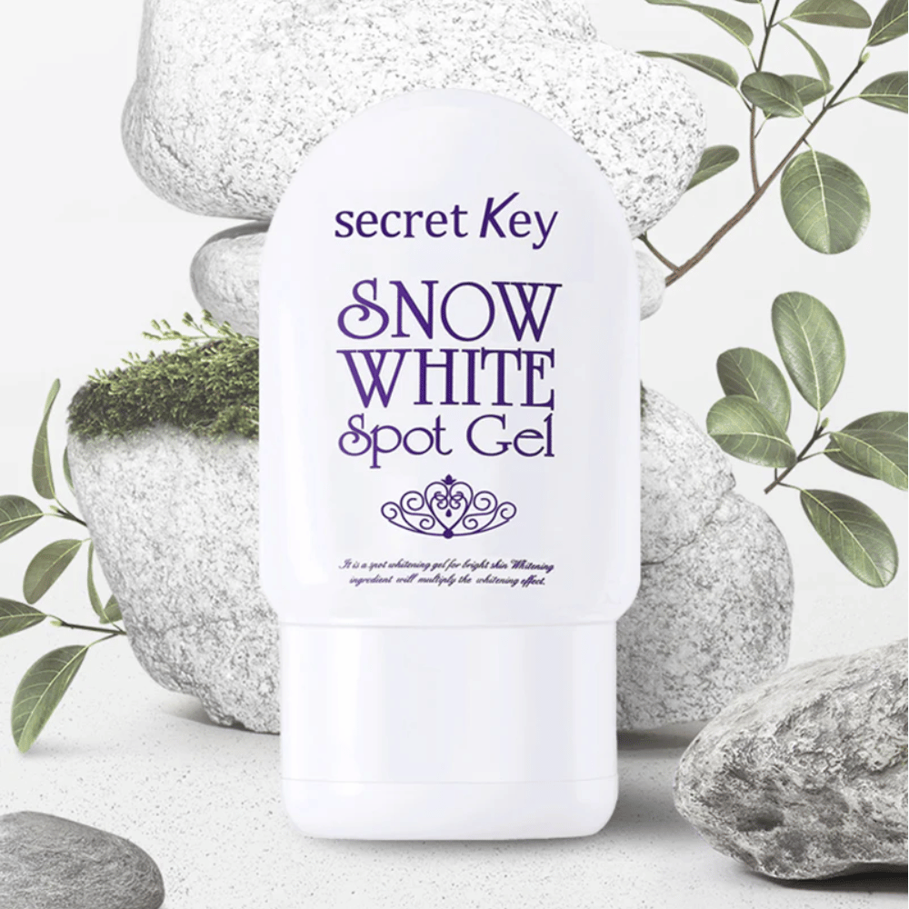 Secret Key Snow White Spot Gel fotografiert vor Steinen und grünen Blättern.