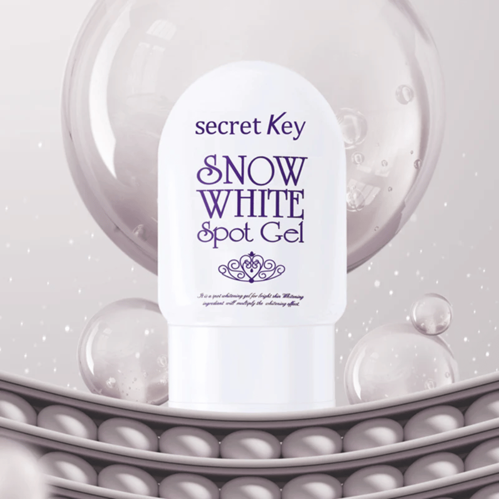 Secret Key Snow White Spot Gel in weißer Verpackung vor einem Hintergrund mit Blasen und perlenähnlichen Details.