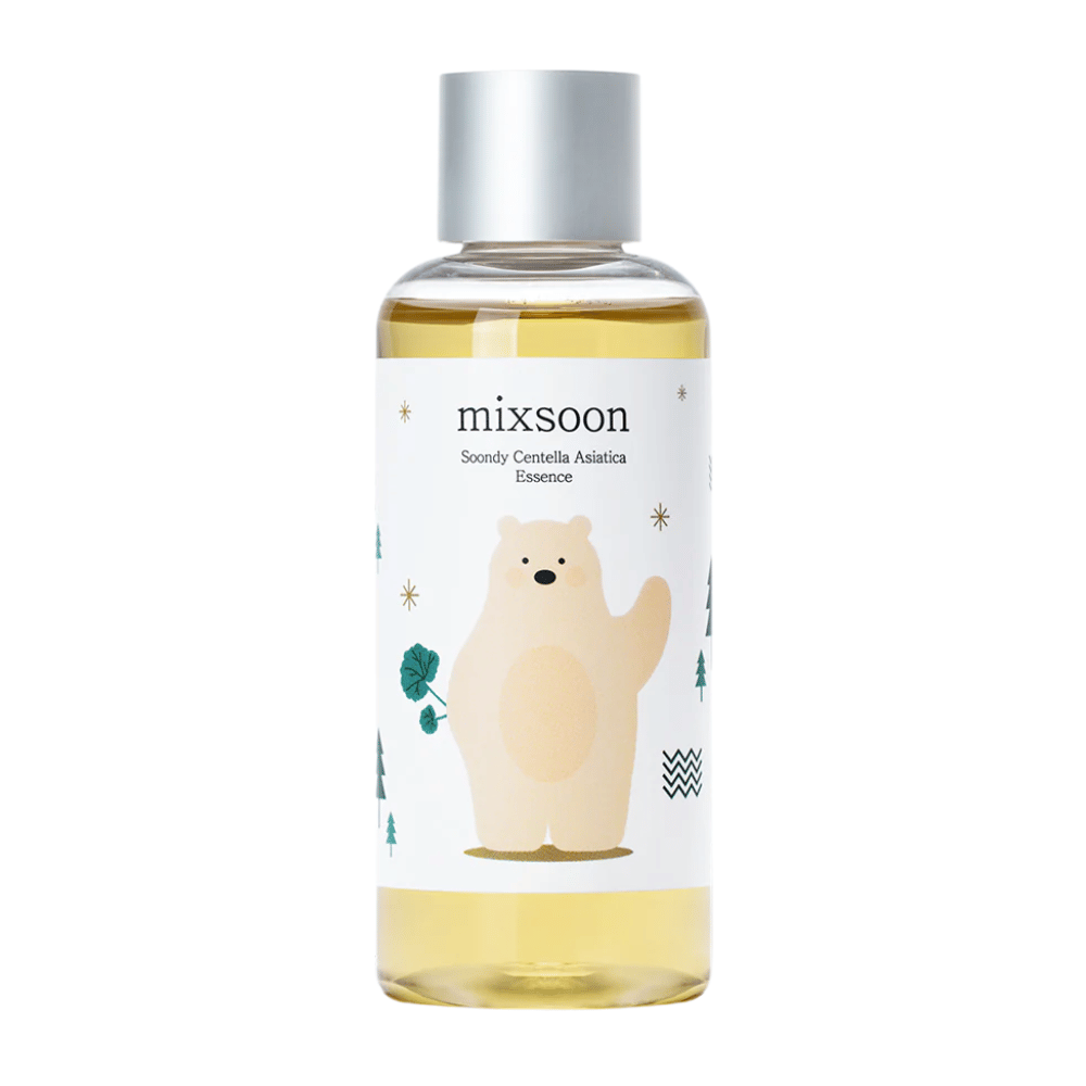 Produktbild von Mixsoon Soondy Centella Asiatica Essence in transparenter Flasche mit Bärenillustration, vor weißem Hintergrund.