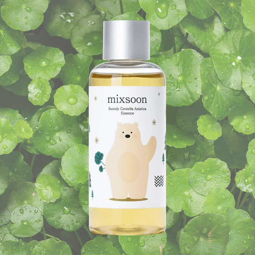Mixsoon Soondy Centella Asiatica Essence Flasche mit Bärenillustration, vor einem Hintergrund aus grünen Centella-Blättern.