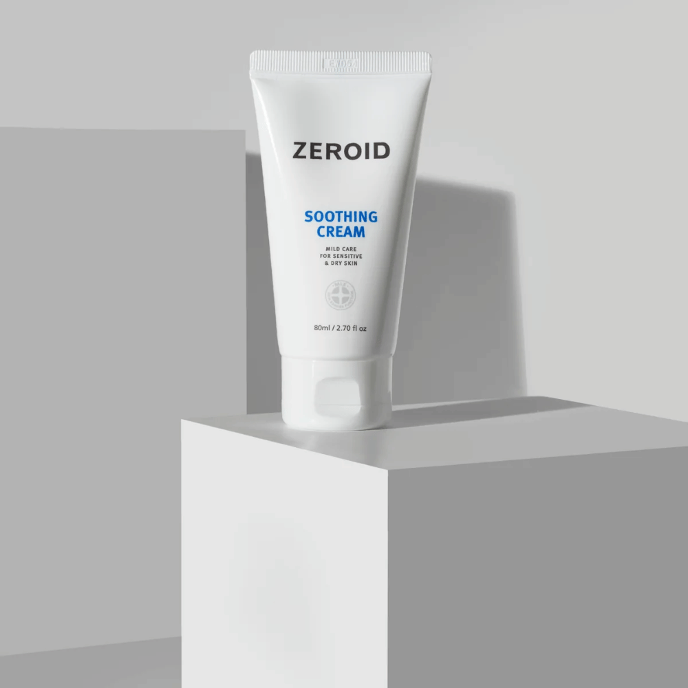 ZEROID Soothing Cream 80 ml auf Podest für die tägliche Feuchtigkeitspflege trockener und empfindlicher Haut