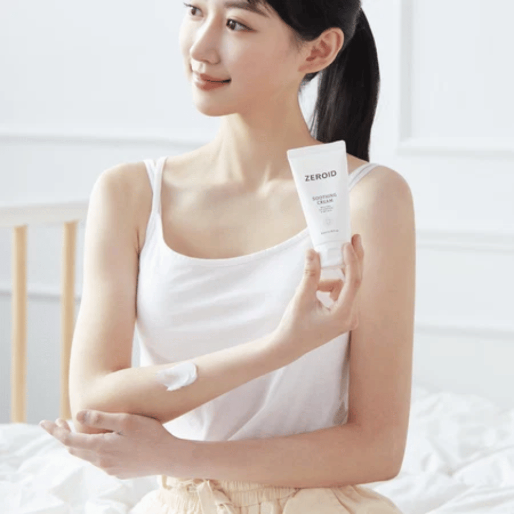 Person trägt ZEROID Soothing Cream auf den Arm auf, um trockene und empfindliche Haut zu beruhigen