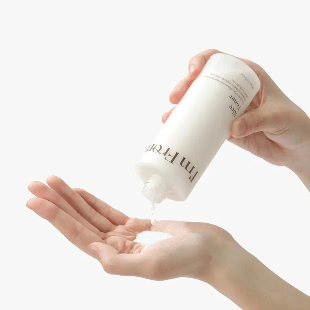 I'm From Rice Toner wird in die Hand gegeben für Feuchtigkeit und einen natürlichen Glow der Haut