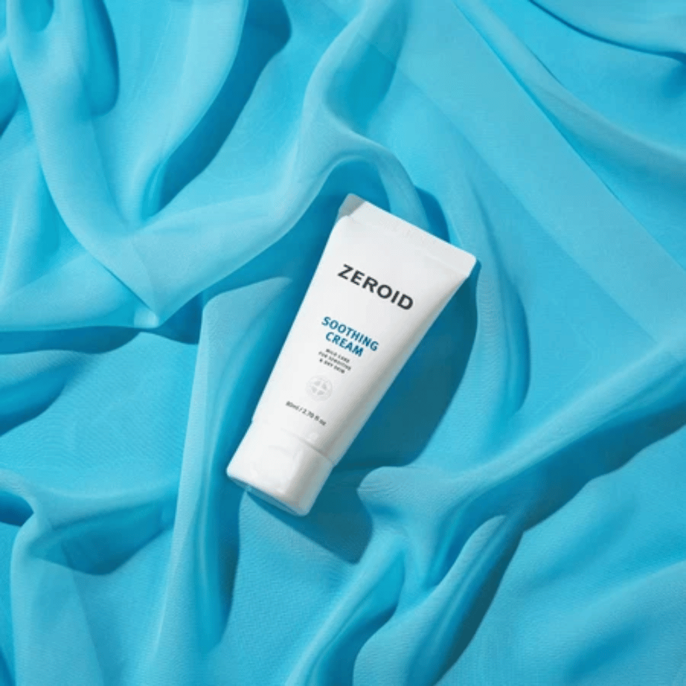 ZEROID Soothing Cream auf blauem Hintergrund, das die Hautbarriere stärkt und empfindliche Haut mit Feuchtigkeit versorgt