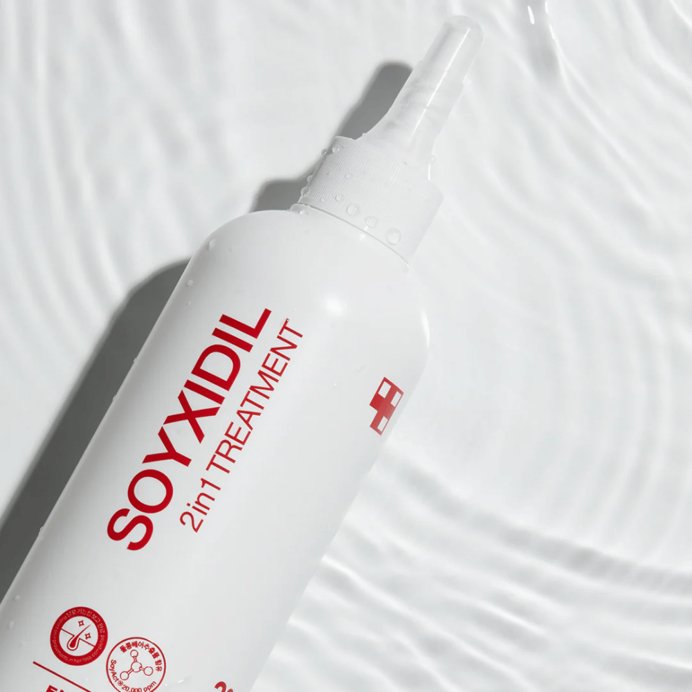 Flasche von Medicube Soyxidil 2in1 Treatment liegt auf einer welligen Wasseroberfläche, was feuchtigkeitsspendende und erfrischende Pflege symbolisiert.