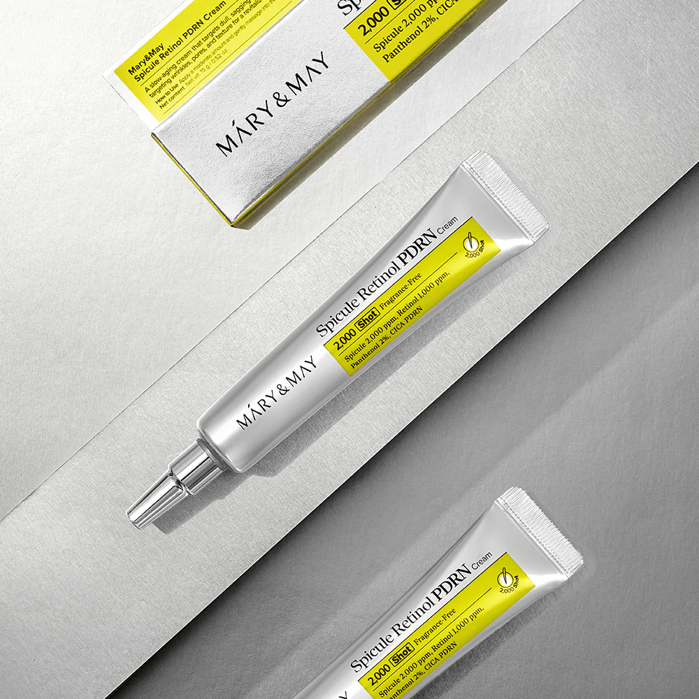 MARY & MAY Spicule Retinol PDRN Cream in Tube und Verpackung auf hellem Hintergrund, eine aktive Gesichtscreme mit Retinol, Spicule-Technologie und PDRN für verbesserte Hautstruktur und Hauterneuerung.