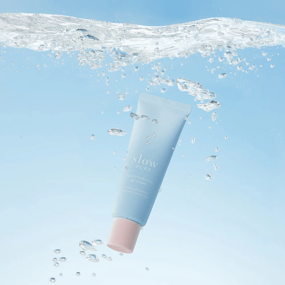 Slow Pure Splash Hydration Gel Cream unter Wasser abgebildet, symbolisiert intensive Feuchtigkeitszufuhr.