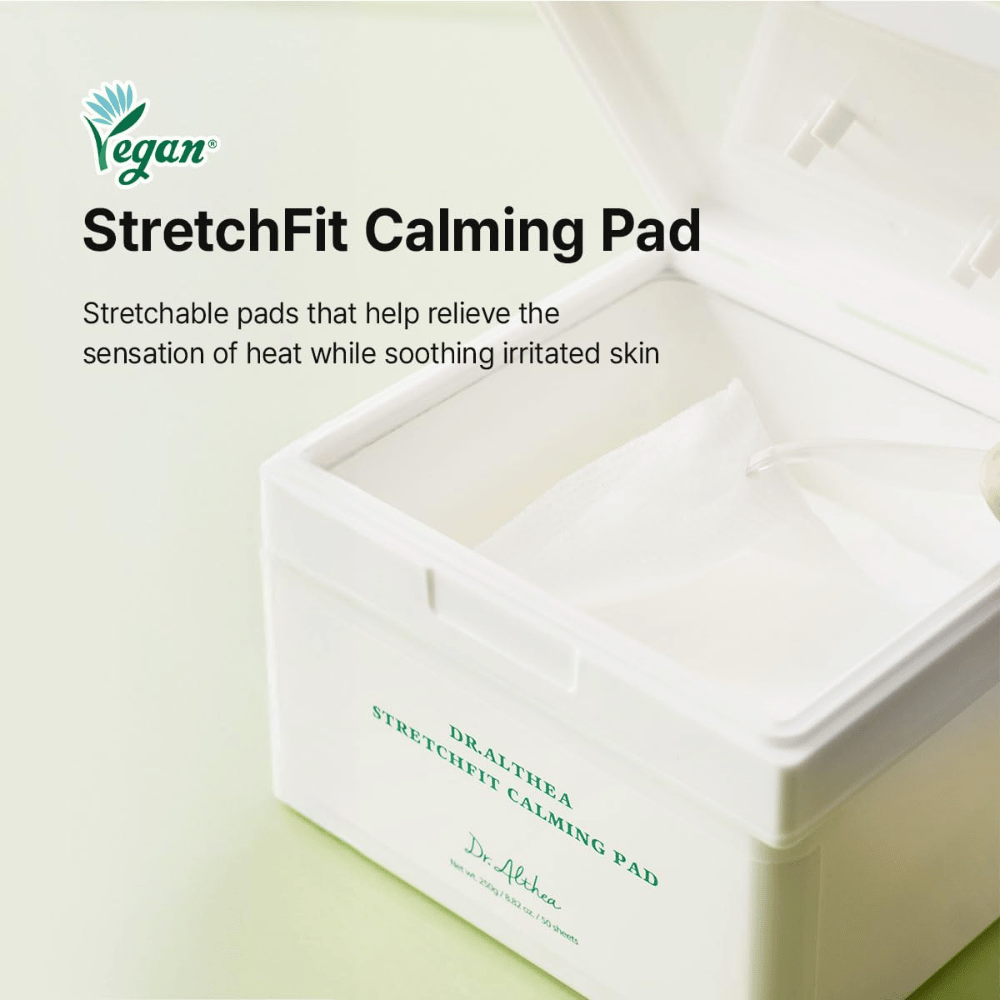Bild – Lifestyle / geöffnete Verpackung (Kaufintention)
Dr. Althea Stretchfit Calming Pad in einer Verpackung mit feuchtigkeitsspendenden Pads, die empfindliche Haut beruhigen und pflegen.