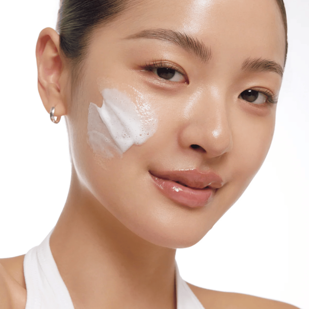 AXIS-Y Sunday Morning Refreshing Cleansing Foam wird auf die Haut aufgetragen