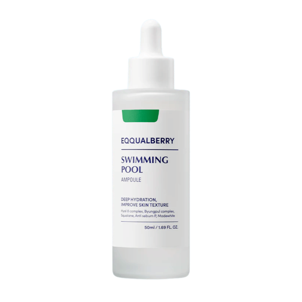 Flasche mit Eqqualberry Swimming Pool Ampoule, ein feuchtigkeitsspendendes Ampull, das die Hauttextur verbessert, vor einem weißen Hintergrund.