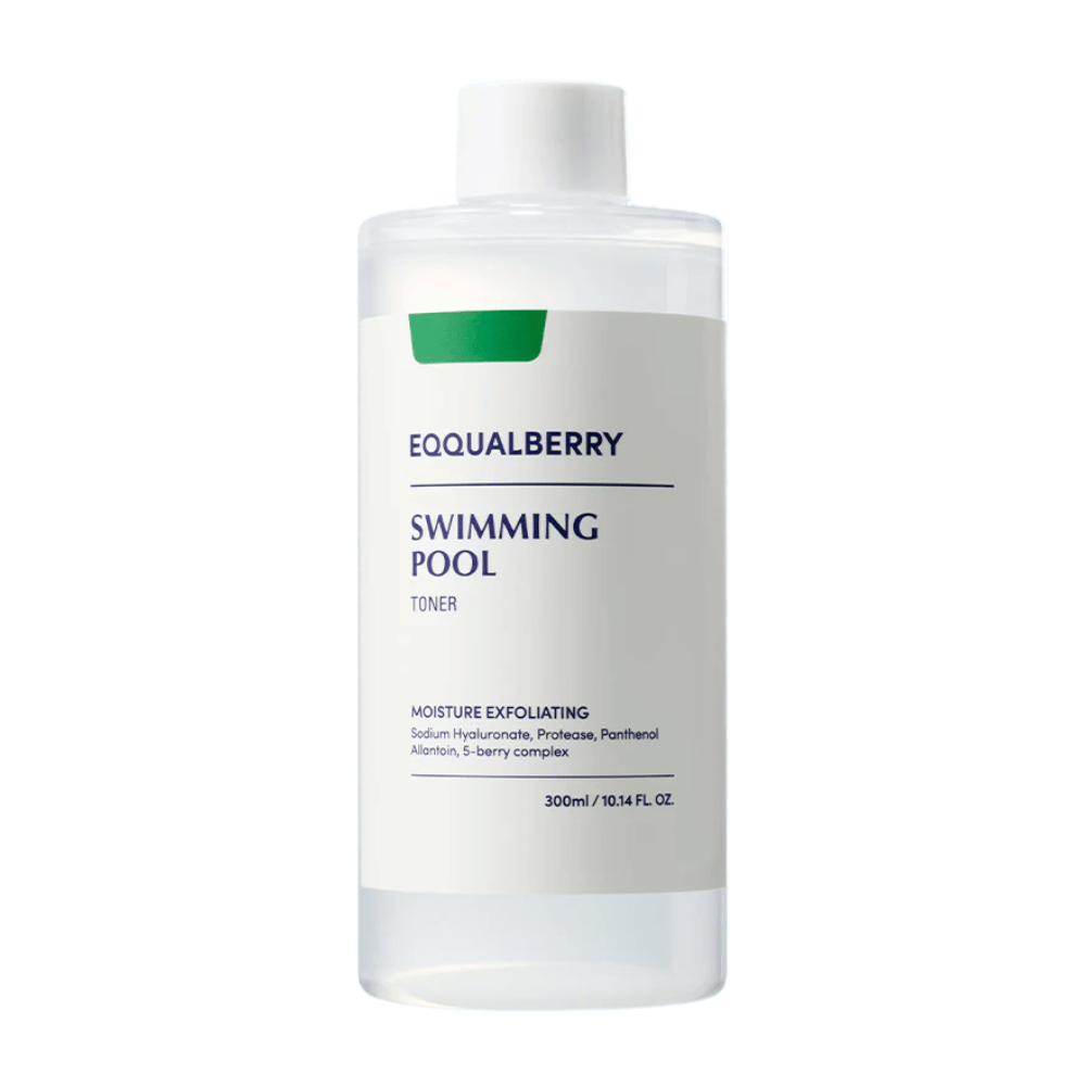 Equalberry Swimming Pool Toner in einer minimalistischen durchsichtigen Flasche mit weißem Etikett. Feuchtigkeitsspendende und exfolierende Formel für eine frische und ausgewogene Haut.
