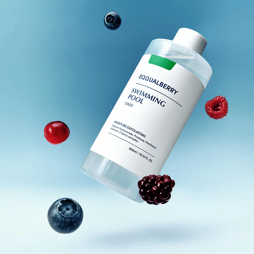 Equalberry Swimming Pool Toner in einer eleganten Flasche schwebend vor blauem Hintergrund, umgeben von frischen Beeren wie Blaubeeren, Himbeeren und Brombeeren.