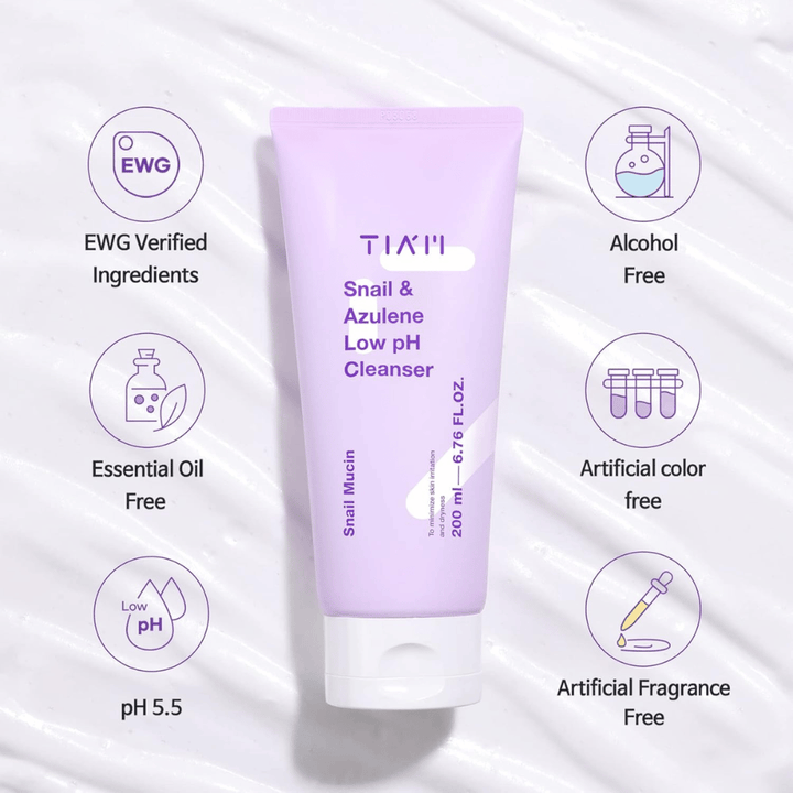 TIA'M Snail & Azulene Low pH Cleanser visas med symboler för EWG-verifierade ingredienser, låg pH-nivå, samt att produkten är fri från alkohol, parfym, färgämnen och eteriska oljor.
