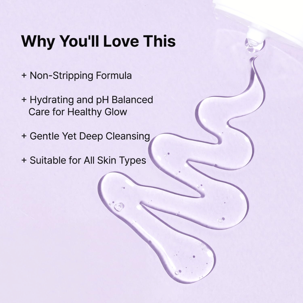 Transparente Geltextur von TIA'M Snail & Azulene Low pH Cleanser, mit Text, der seine feuchtigkeitsspendenden, pH-ausgeglichenen und sanften Reinigungsvorteile für alle Hauttypen hervorhebt.