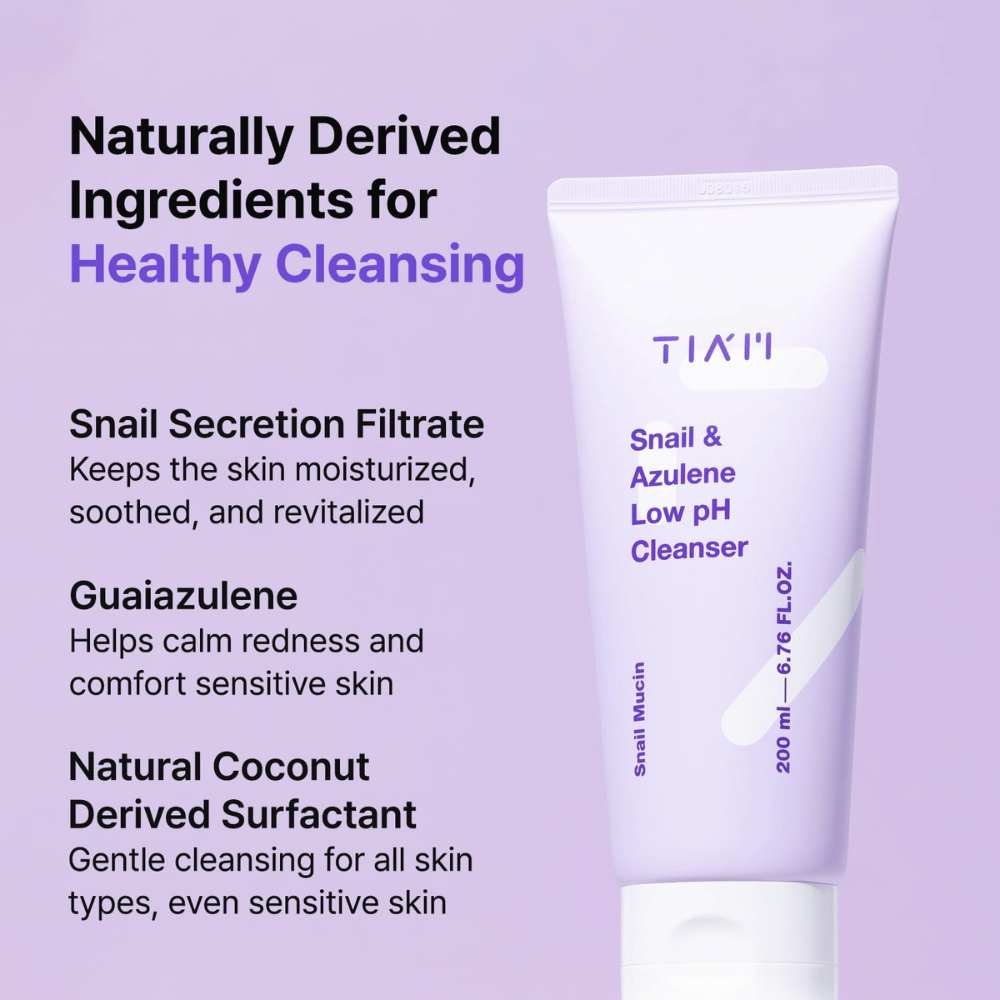 TIA'M Snail & Azulene Low pH Cleanser zeigt Schlüsselzutaten wie Schneckensekret, Guajazulen und kokosbasierte Tenside – natürlich basierte Substanzen, die die Haut befeuchten, beruhigen und sanft reinigen.