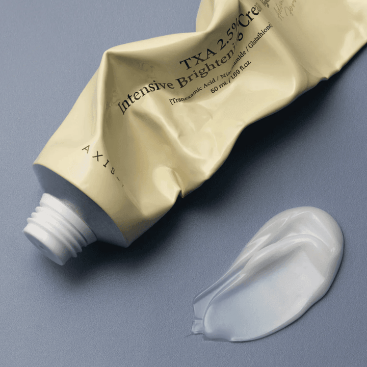 Produktbild mit der Tube und einem Klecks Creme daneben, um die weiche, cremige Konsistenz und die feuchtigkeitsspendende Formel zu zeigen. Der Fokus liegt auf Glow und gleichmäßiger Anwendung.