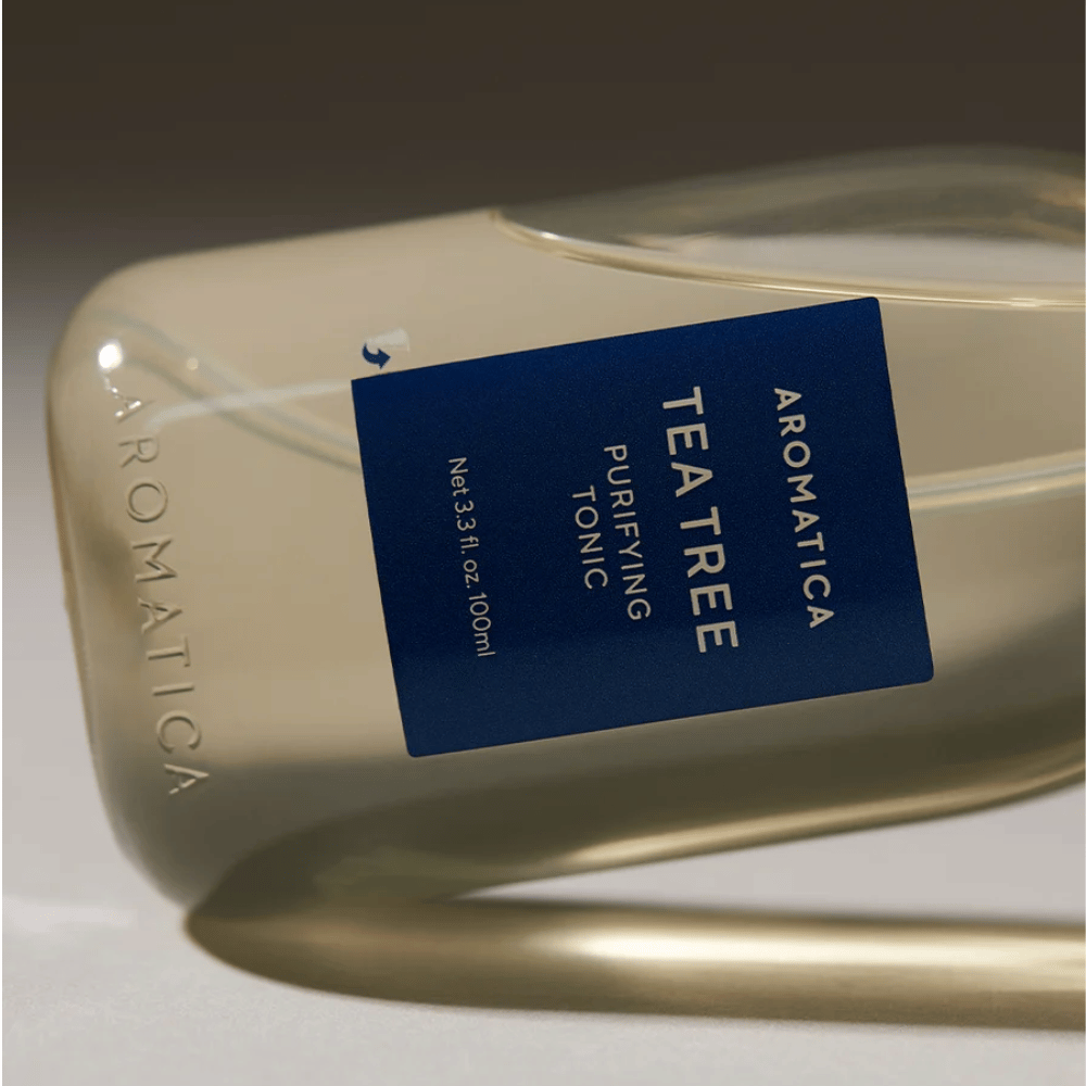 AROMATICA Tea Tree Purifying Tonic – Nahaufnahme von Flasche und Produktetikett