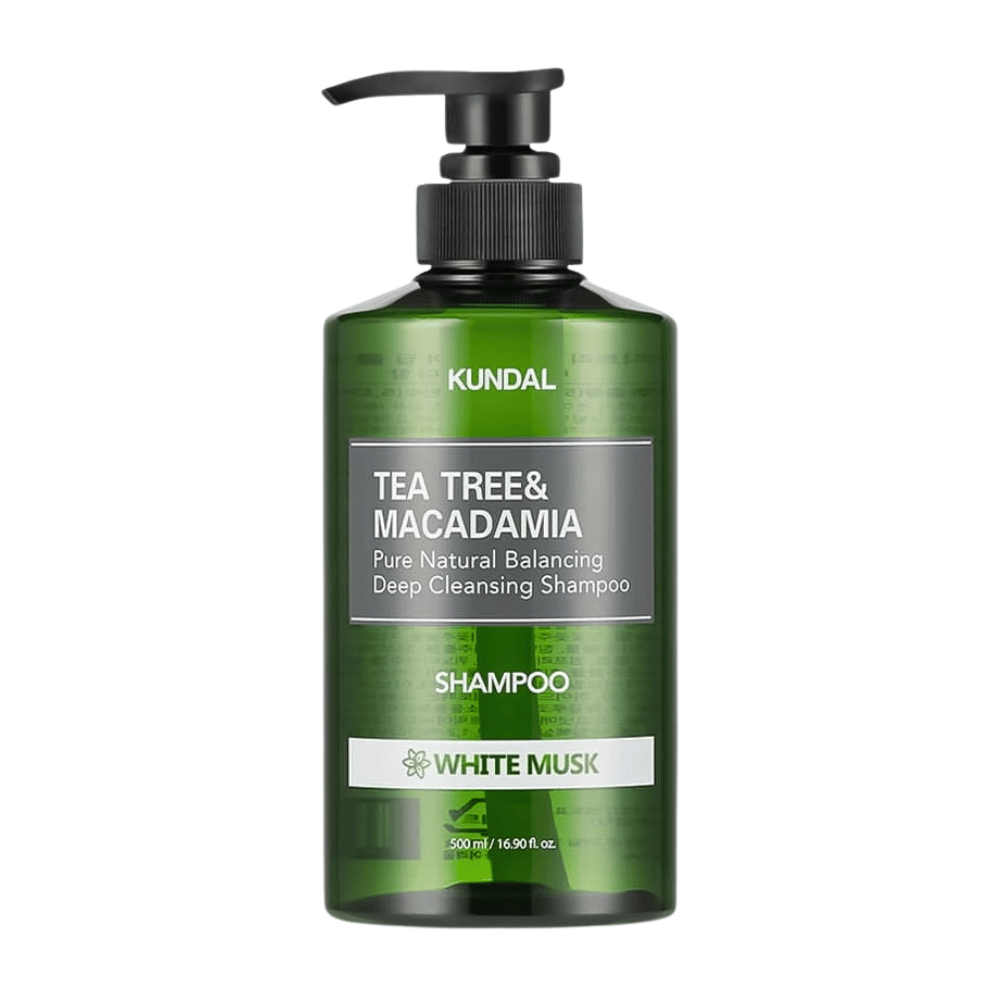 Stilvolles freigestelltes Produktbild von KUNDAL Tea Tree & Macadamia Deep Cleansing Shampoo White Musk mit grüner transparenter Flasche und Pumpdesign.