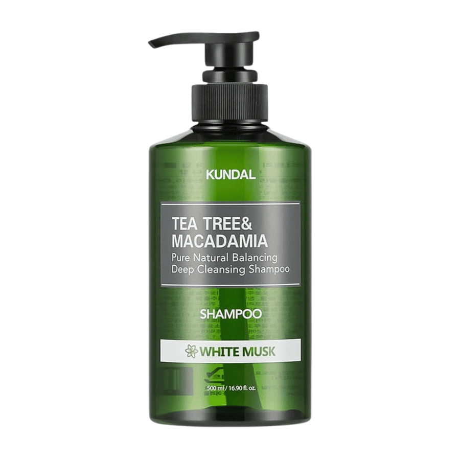 Stilvolles freigestelltes Produktbild von KUNDAL Tea Tree & Macadamia Deep Cleansing Shampoo White Musk mit grüner transparenter Flasche und Pumpdesign.