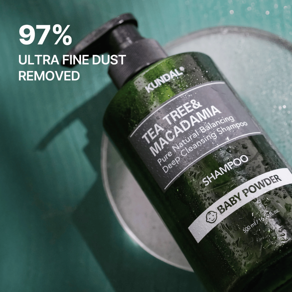Nahaufnahme von KUNDAL Tea Tree & Macadamia Shampoo mit Fokus auf tiefenreinigende Eigenschaften und darauf, dass das Produkt dabei hilft, ultrafeine Partikel und Schmutz zu entfernen.