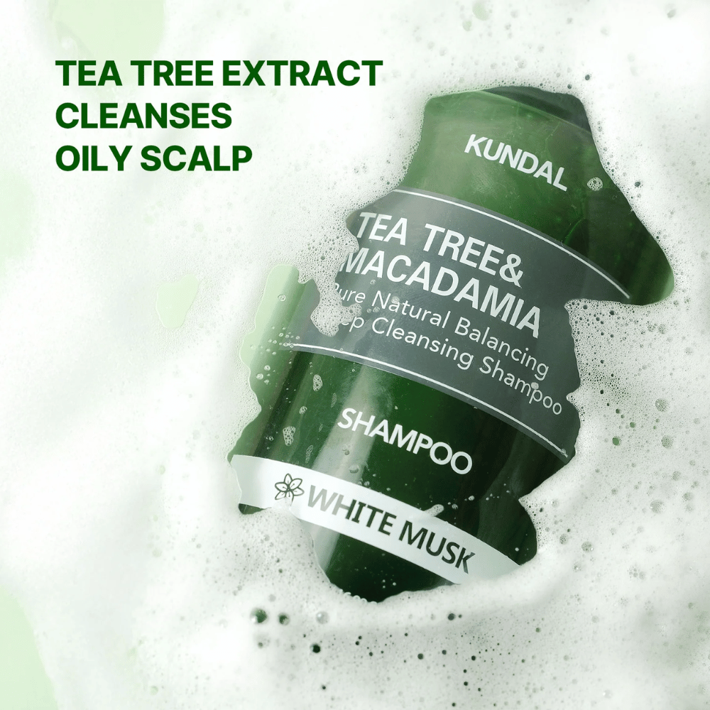 Produktbild mit Schaum und Text, der die reinigende Wirkung des tea tree-Extrakts für fettige Kopfhaut und ausgewogene Scalp Care hervorhebt.