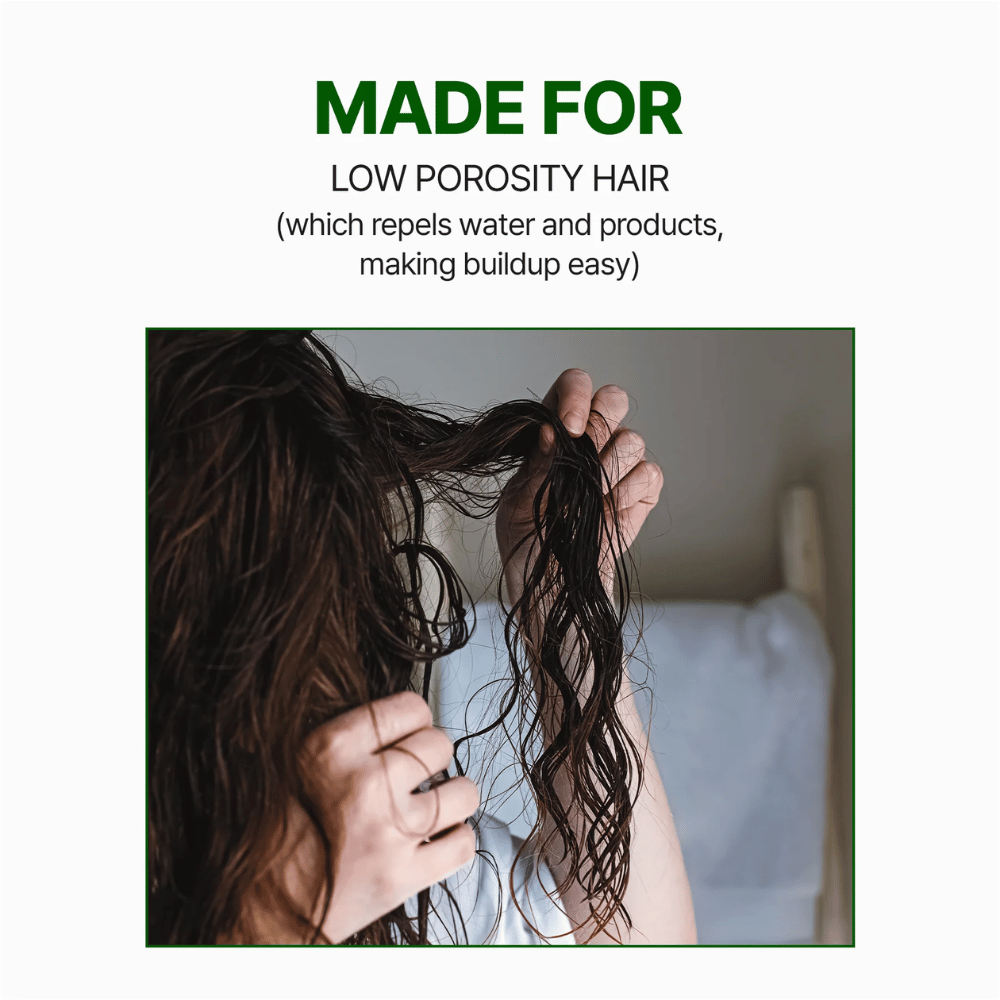 Informative Abbildung darüber, dass das Shampoo für Haare mit niedriger Porosität geeignet ist und dabei hilft, Produktrückstände und Ablagerungen in Haar und Kopfhaut zu reduzieren.