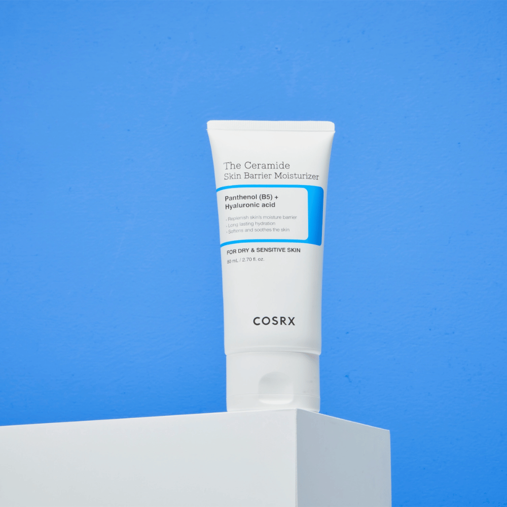 COSRX The Ceramide Skin Barrier Moisturizer auf einem Podest – feuchtigkeitsspendende Gesichtscreme mit Ceramiden, Panthenol und Hyaluronsäure für trockene und empfindliche Haut.
