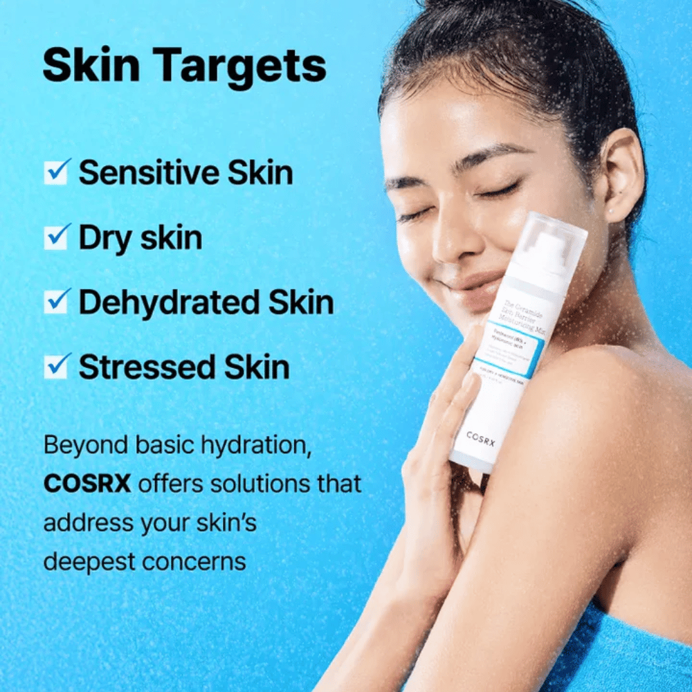 Frau hält COSRX Ceramide Skin Barrier Mist – perfekt für empfindliche, trockene und gestresste Haut, die zusätzliche Feuchtigkeit benötigt.