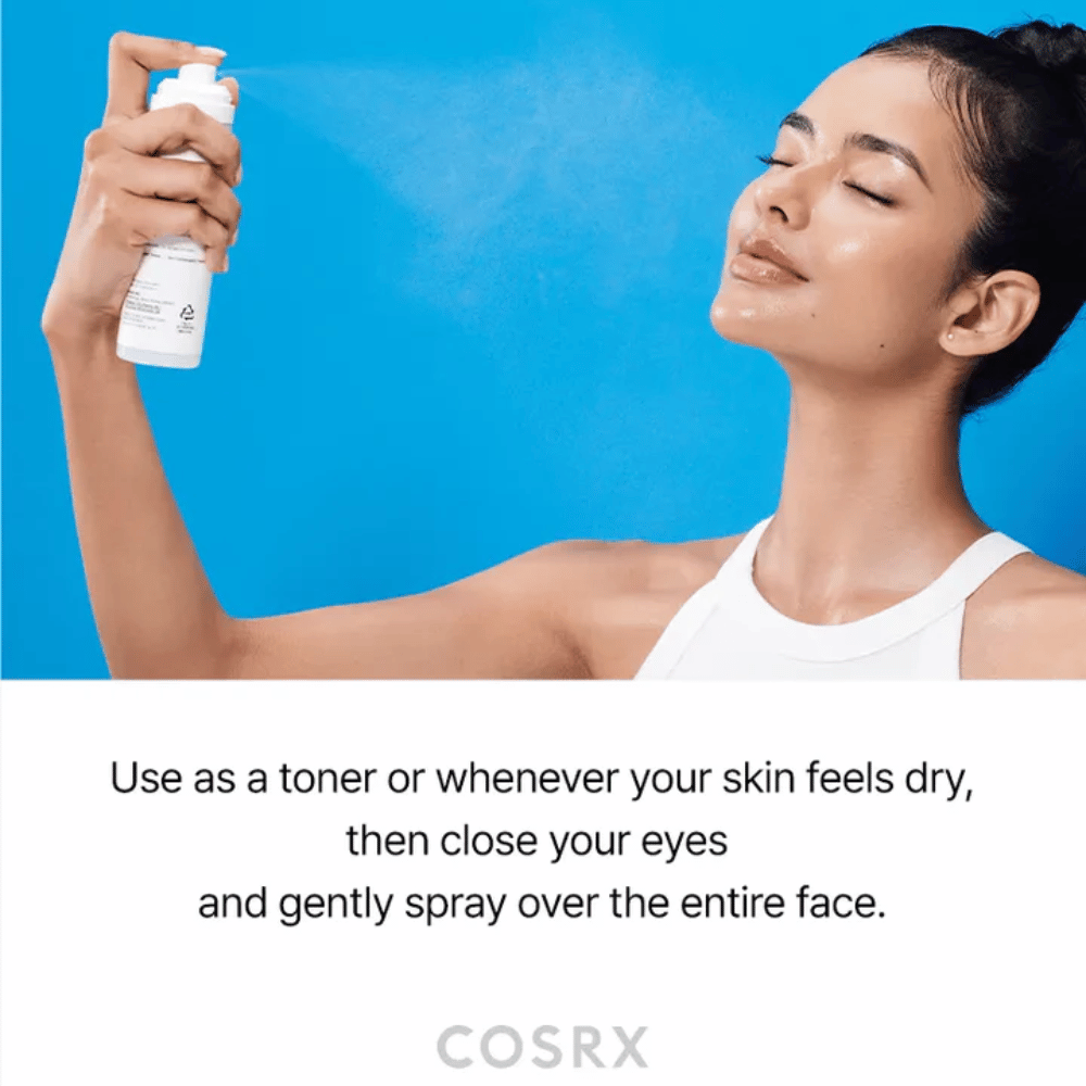 Frau sprüht COSRX Ceramide Skin Barrier Mist ins Gesicht für schnelle Feuchtigkeit und ein frisches Gefühl.