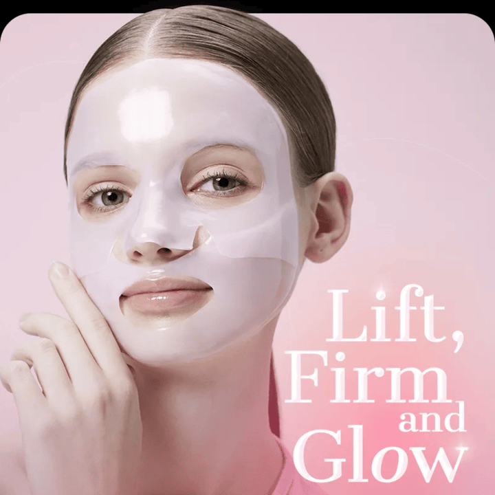 Kvinna med COSRX Peptide Collagen Lifting Glow Hydrogel Mask – ger uppstramande, fast och strålande hud med intensiv fukt.