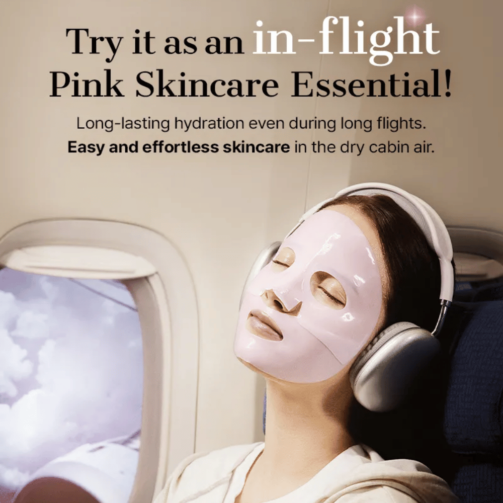 Kvinna med rosa hydrogelmask från COSRX på ett flygplan – återfuktande ansiktsmask perfekt under långa flygresor.