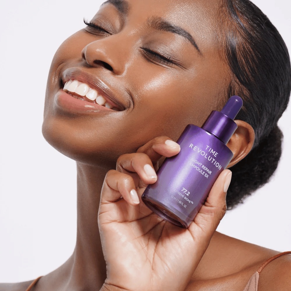 4. MISSHA Time Revolution Night Repair Ampoule 5X – Model hält lila Nachtserum für Gesichtspflege und Ausstrahlung