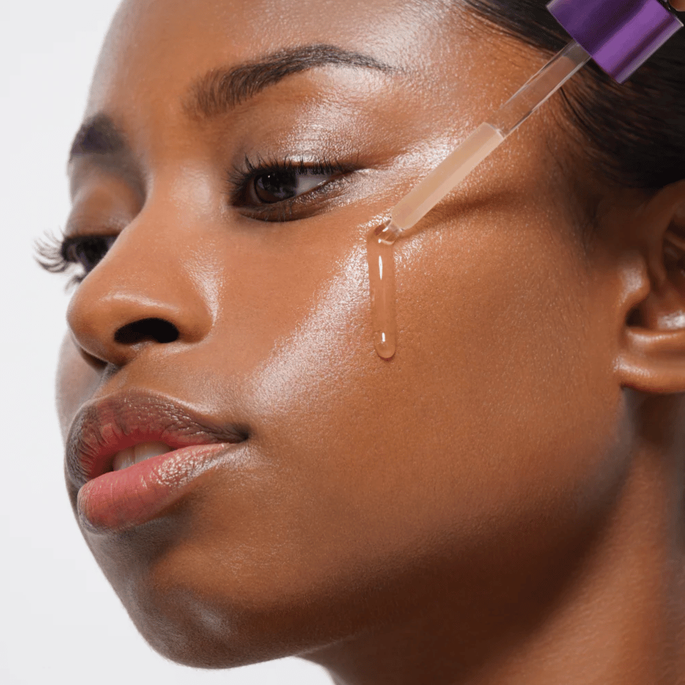2. MISSHA Time Revolution Night Repair Ampoule 5X – feuchtigkeitsspendendes Gesichtsserum wird mit Pipette auf die Wange aufgetragen