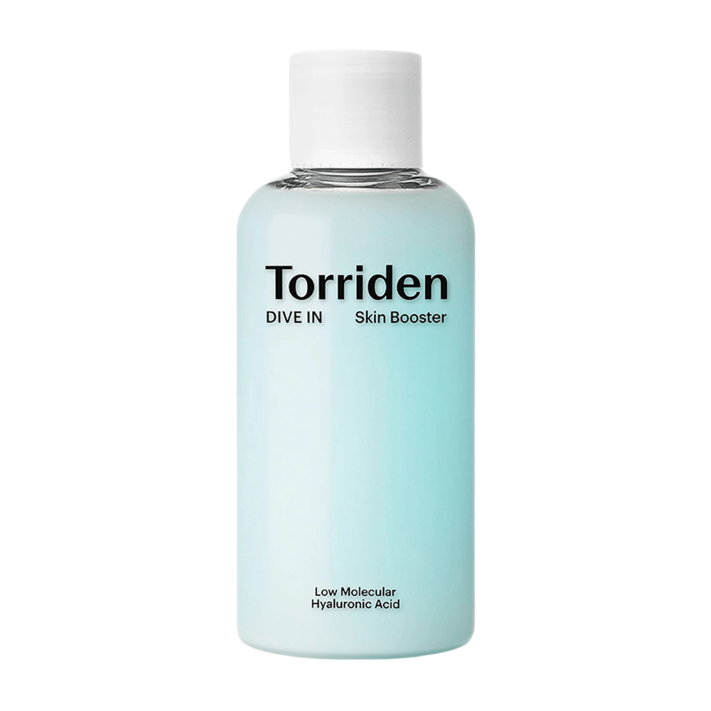 Eine Flasche mit Hautpflegeprodukt, gekennzeichnet mit "Torriden DIVE IN Skin Booster" mit niedrigmolekularer Hyaluronsäure.