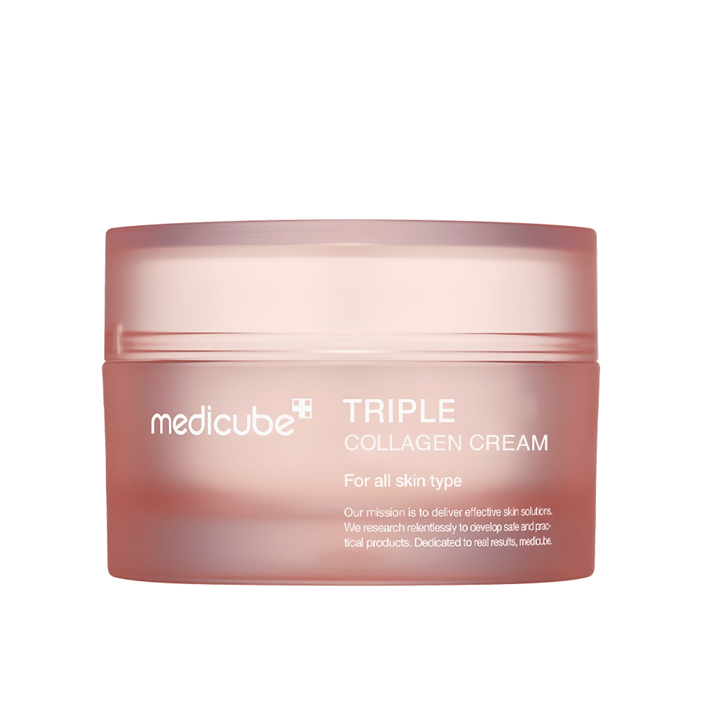 Das Bild zeigt einen Behälter von Medicube Triple Collagen Cream. Diese Gesichtscreme ist für alle Hauttypen entwickelt und verspricht, die Elastizität und Feuchtigkeitsgehalt der Haut zu verbessern. Das Design ist minimalistisch mit einem sanften Rosaton auf der Verpackung.