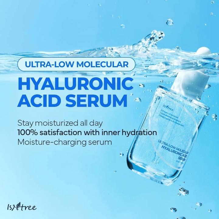 Isntree Ultra-Low Molecular Hyaluronic Acid Serum in Wasserumgebung, feuchtigkeitsspendendes Hyaluronsäureserum, das pralle Haut, erhöhten Glanz und langanhaltendes Feuchtigkeitsgleichgewicht bietet.