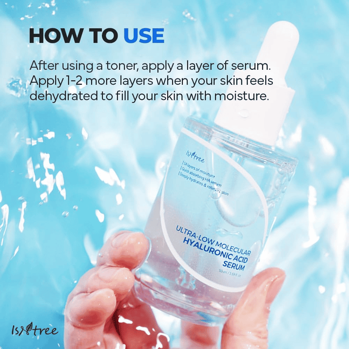 Isntree Ultra-Low Molecular Hyaluronic Acid Serum wird nach dem Toner für intensive Feuchtigkeit aufgetragen, in der Hand mit Wasserspritzern gezeigt, leichtes Serum für trockene und dehydrierte Haut.