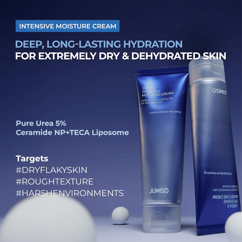 Marketingbild, das die Creme als intensive feuchtigkeitsspendende Lösung für extrem trockene und feuchtigkeitsarme Haut präsentiert. Das Bild hebt die Schlüsselinhaltsstoffe 5 % Urea, Ceramide NP und TECA Liposome hervor und empfiehlt das Produkt für trockene, schuppige Haut, raue Hautstruktur und Belastungen durch trockene Umgebungen.