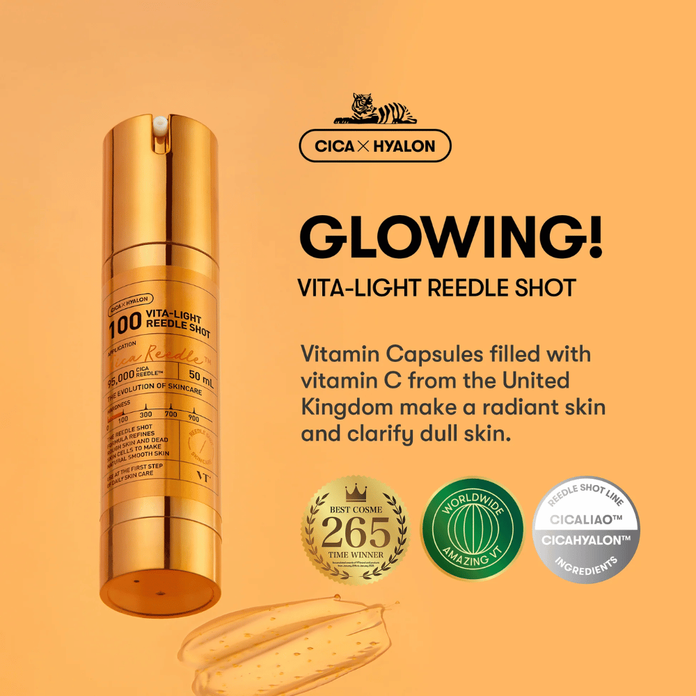 Goldene Flasche VT Cica Hyalon Vita-Light Reedle Shot 100hL, 50 ml, mit Pumpe und Vitamin C-Kapseln im Hintergrund, sowie Text über die Vorteile des Produkts für Glanz und Klarheit.
