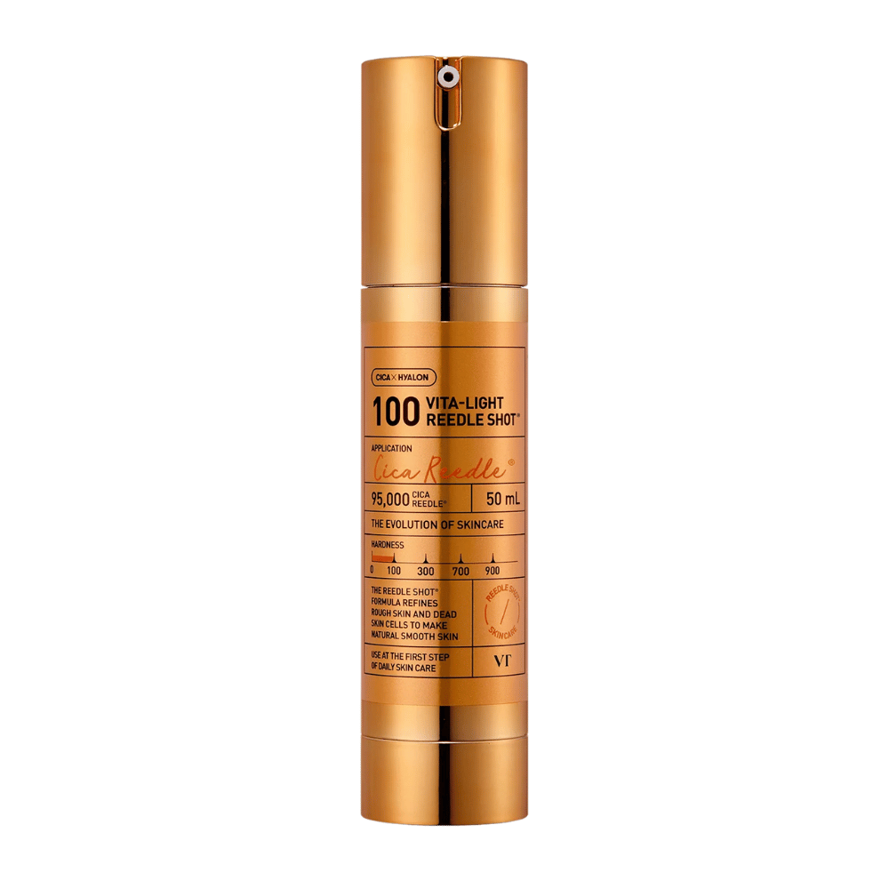 Goldene Flasche VT Cica Hyalon Vita-Light Reedle Shot 100hL, 50 ml, mit Pumpe und gedrucktem Text auf der Vorderseite über die Inhaltsstoffe und Anwendung des Produkts.