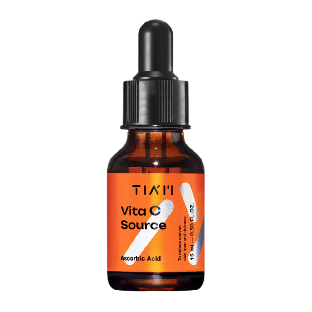 TIA'M Vita C Source, ein Serum mit Ascorbinsäure in einer braunen Glasflasche mit schwarzer Pipette und orangem Etikett – effektiv zur Aufhellung der Haut und zur Reduzierung ungleichmäßiger Hauttöne.