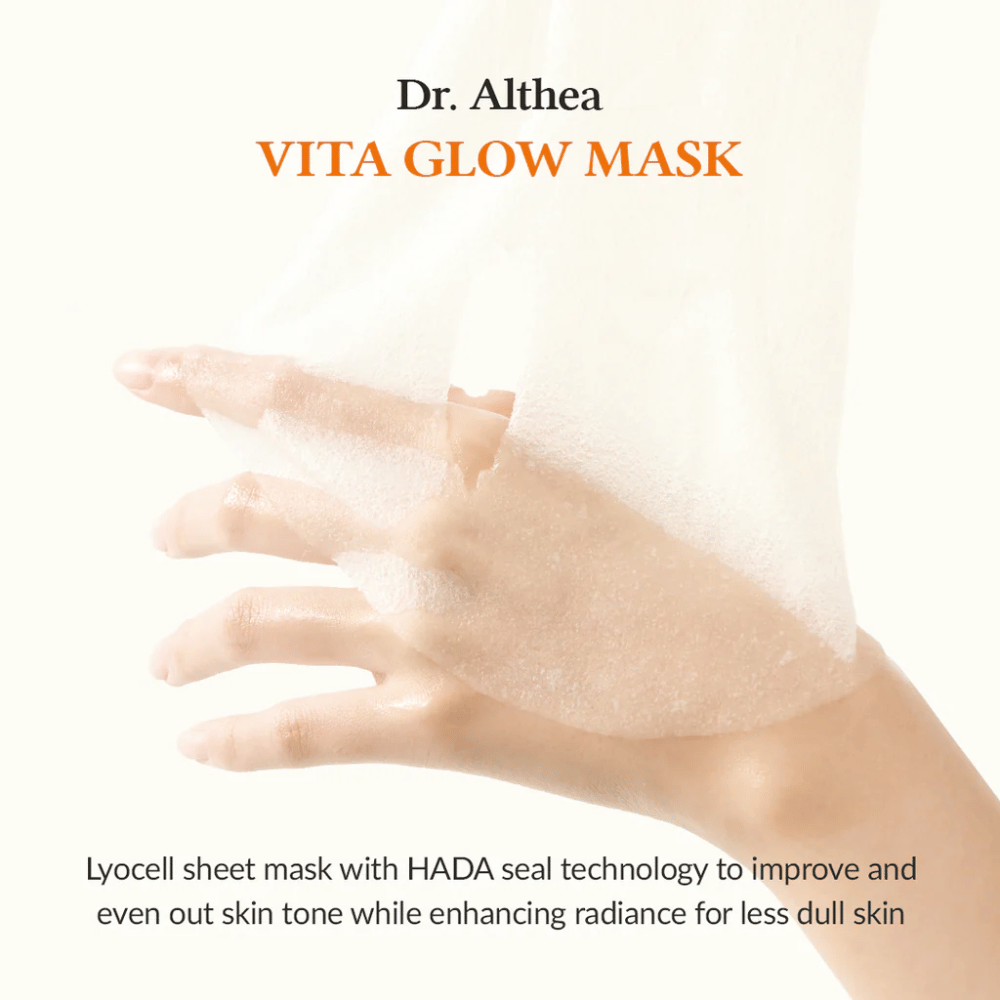Hand hält eine Lyocell-Sheet mask von Dr. Althea Vita Glow Mask. Die Maske verbessert die Ausstrahlung und Gleichmäßigkeit der Haut mit HADA Seal-Technologie.