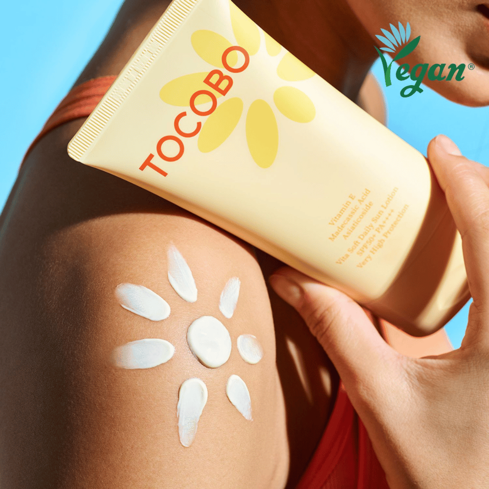 Sonnencreme von Tocobo, gleichmäßig auf den Körper aufgetragen, für wirksamen UV-Schutz und Feuchtigkeitsversorgung mit veganer Formel