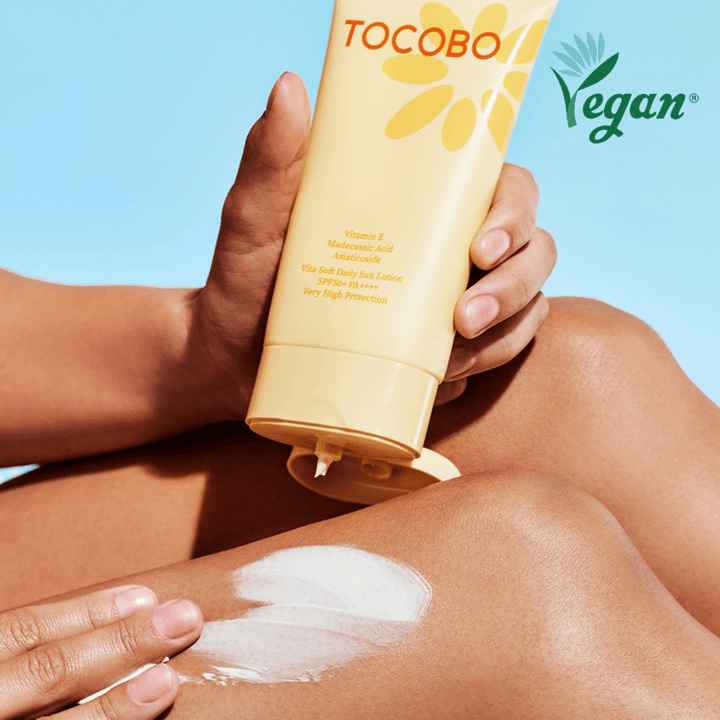 Auftragen von Tocobo Vita Soft Daily Sun Lotion auf die Haut mit leichter Formel, die schnell einzieht, ohne zu kleben, und SPF50+-Schutz bietet
