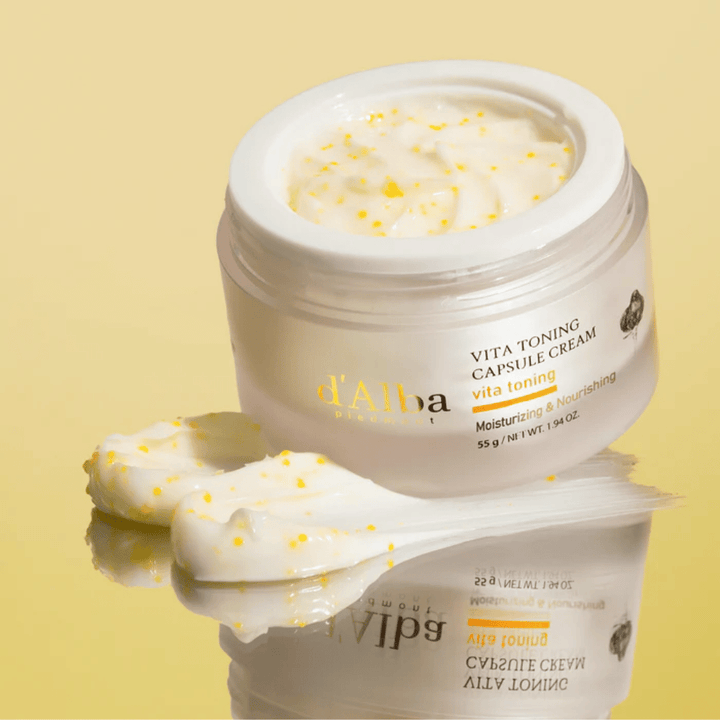 d'Alba Vita Toning Capsule Cream Textur – Gesichtscreme mit weißen Kapseln, die in die Haut schmelzen und helfen, sie mit Feuchtigkeit zu versorgen und einen klareren Hautton zu verleihen.