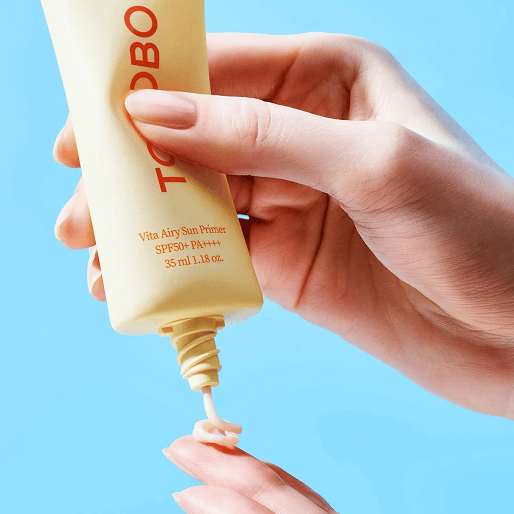 TOCOBO Vita Airy Sun Primer hat eine leichte und seidige Textur, die in die Haut einzieht, ohne zu kleben. Perfekt als Basis unter Make-up – mit hohem Sonnenschutz!