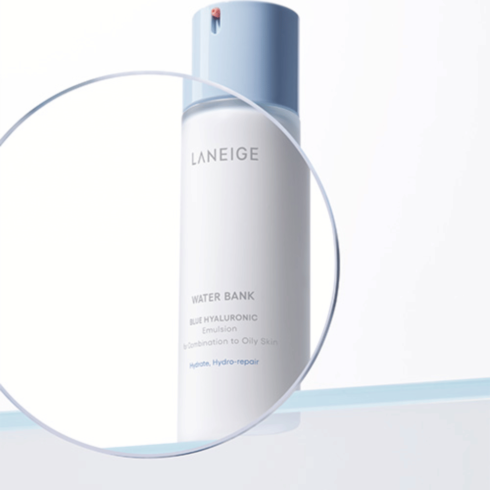 LANEIGE Water Bank Blue Hyaluronic Emulsion mit hellblauer Pumpe, gesehen durch ein vergrößertes Glas vor weißem Hintergrund mit blauem Rand.