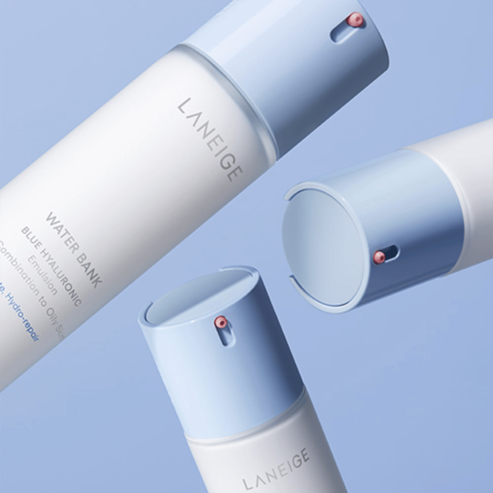 Drei Flaschen von LANEIGE Water Bank Blue Hyaluronic Emulsion mit hellblauen Pumpköpfen vor einem blauen Hintergrund, aus verschiedenen Blickwinkeln gezeigt.
