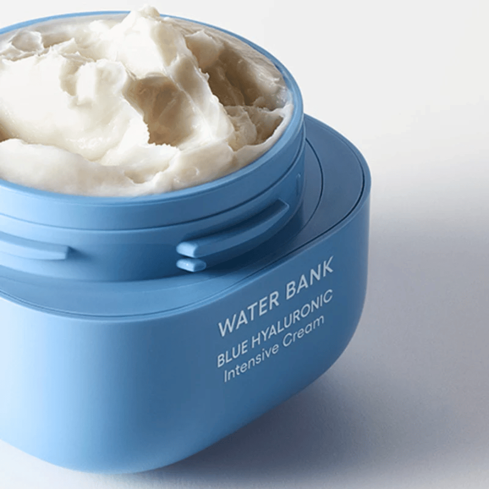 Offene Dose von LANEIGE Water Bank Blue Hyaluronic Intensive Cream, die die reichhaltige cremige Konsistenz zeigt, vor hellem Hintergrund.