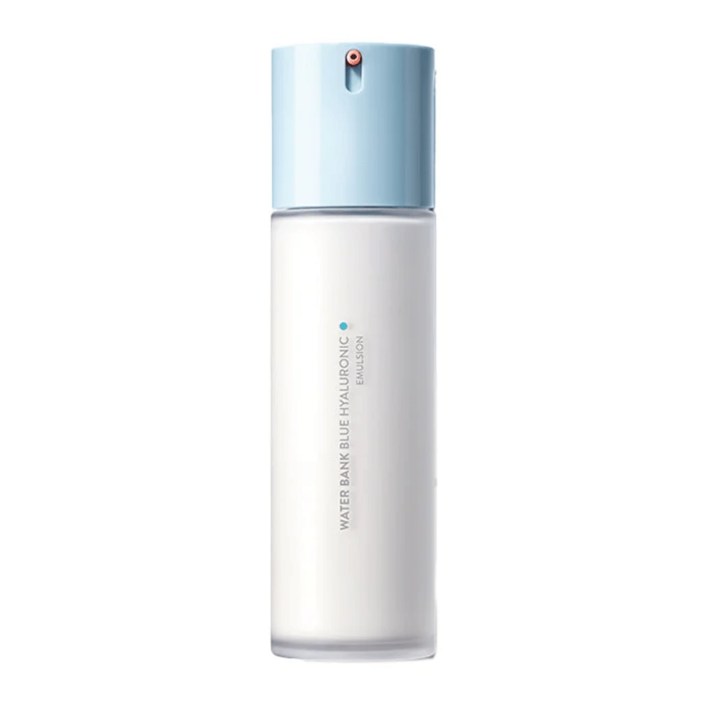 LANEIGE Water Bank Blue Hyaluronic Emulsion in einer weißen Flasche mit hellblauer Pumpe und minimalistischem Design, freigestellt vor weißem Hintergrund.